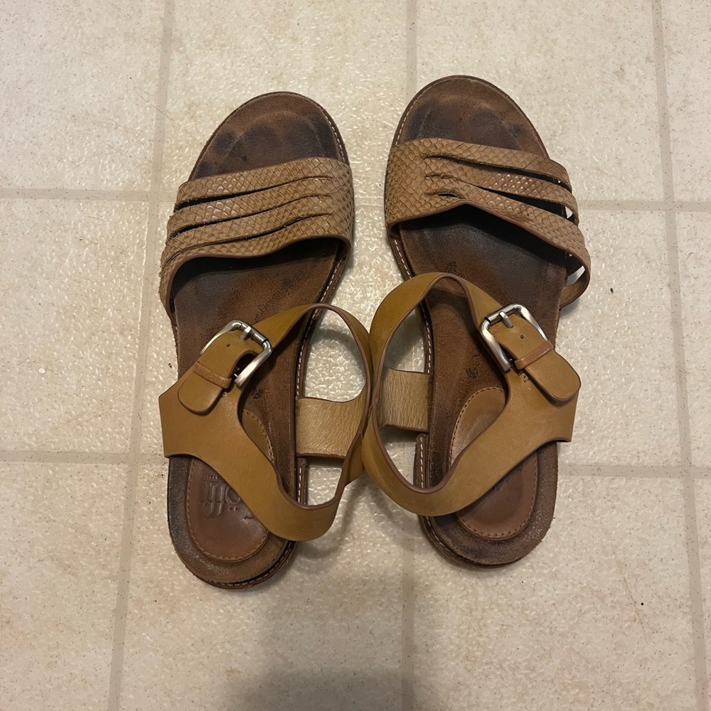 SOLD Sofft leather women’s sandals